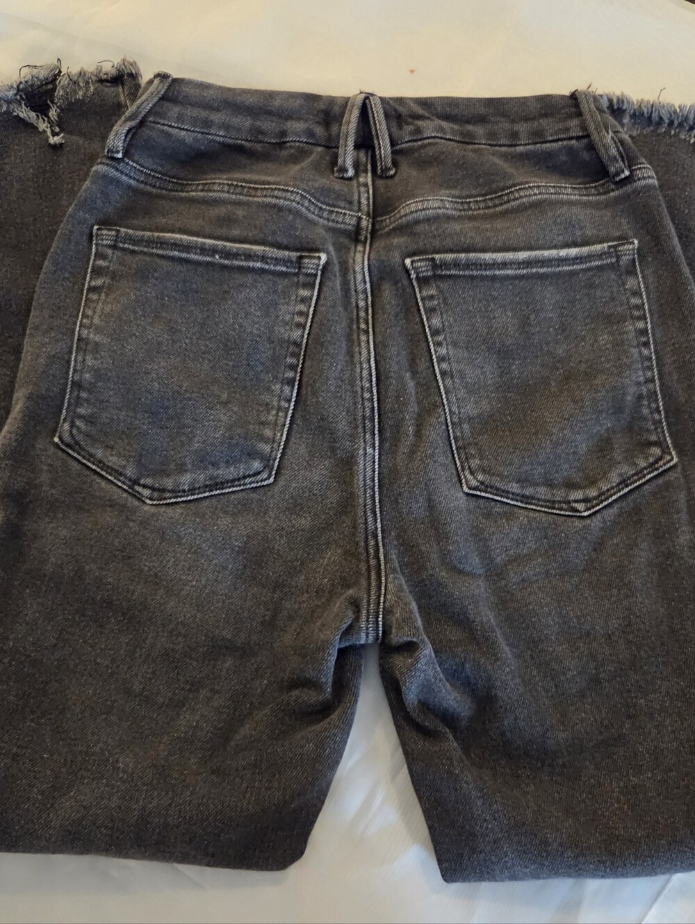 Good American Good Curve High-Rise Washed Black Denim Raw Hem Jeans, 6/28 - Picture 14 of 16